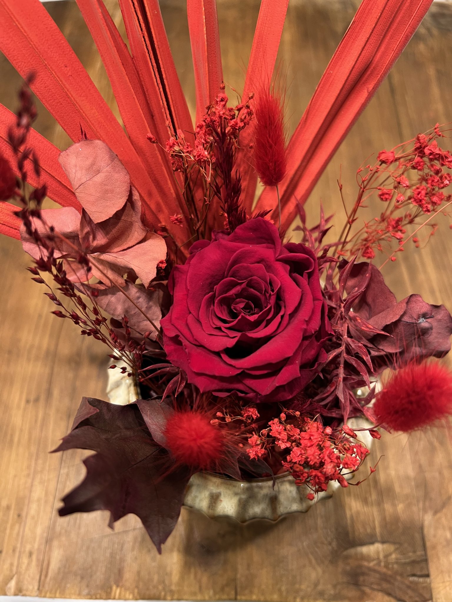 Arrangement Roses Rouges En Longueur Arrangement avec une rose éternelle rouge et fleurs séchées dans les ...