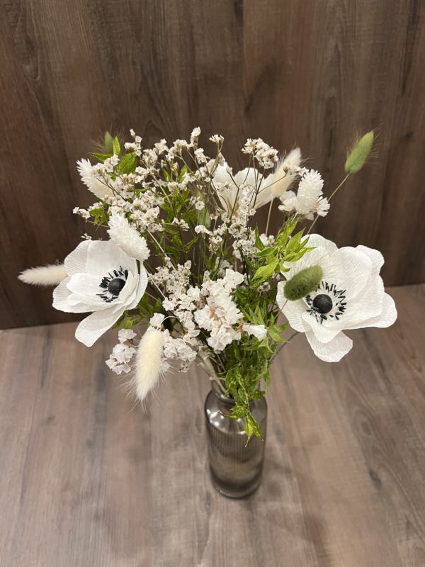 Un cosmos et 2 anémones  "blanc" éternelles en papier avec vase et fleurs séchées