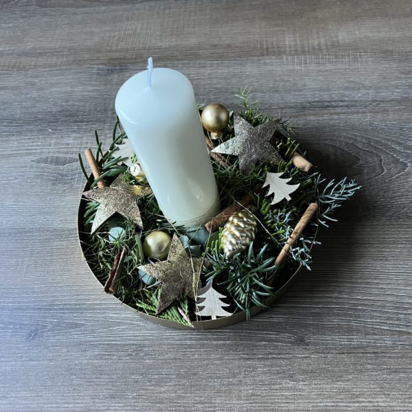 Coupe dorée de Noël avec bougie crème