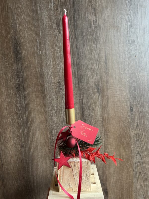 Cube de Noël avec bougie rouge