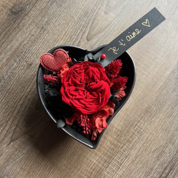 Mini cœur avec une rose éternelle rouge