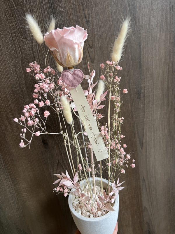 Arrangement avec 1rose éternelle rose pâle