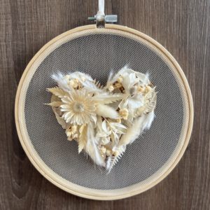 Cadre de broderie avec coeur en fleurs crèmes ( Taille M)