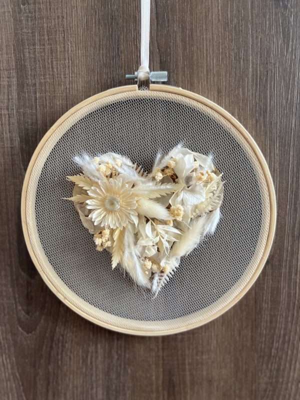 Cadre de broderie avec coeur en fleurs crèmes ( Taille M)