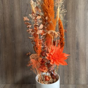 Arrangement en hauteur avec fleurs séchées et 1 dahlia éternel en papier « orang »
