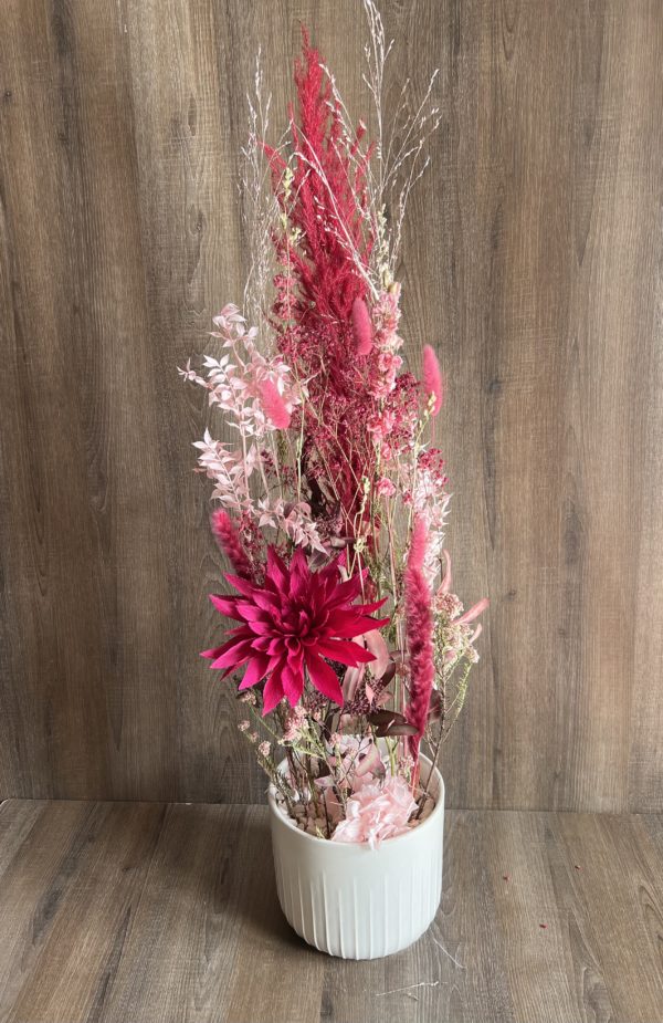 Arrangement en hauteur avec fleurs séchées et 1 dahlia éternel en papier « fuchsia »