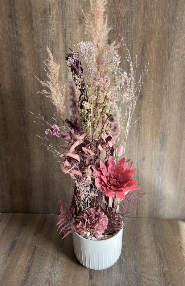 Arrangement en hauteur avec fleurs séchées et 1 dahlia éternel en papier « vieux rose »