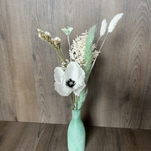 Un petit pavot "blanc" éternel en papier avec vase et fleurs séchées