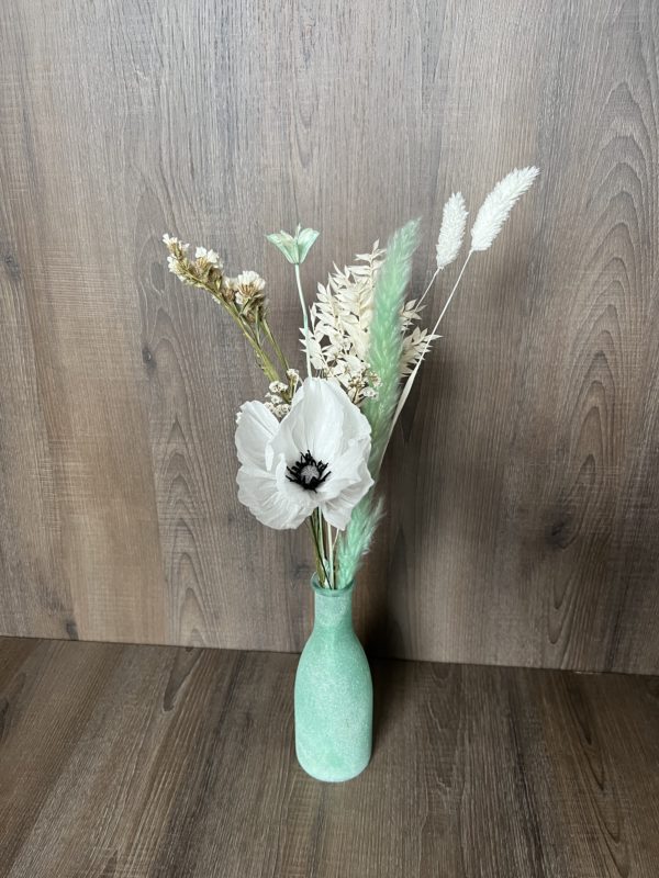 Un petit pavot "blanc" éternel en papier avec vase et fleurs séchées