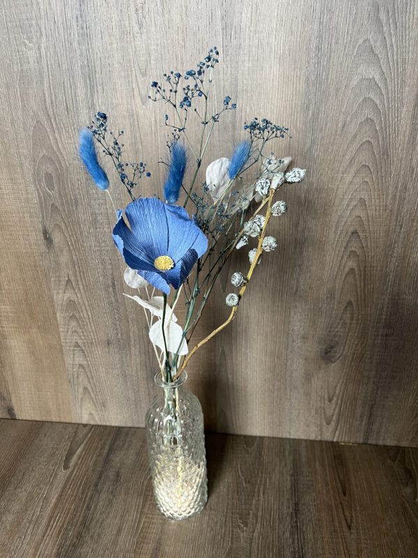 Un cosmos "bleu" éternel en papier avec vase et fleurs séchées