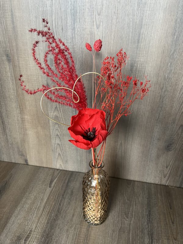 Un coquelicot "rouge" éternel en papier avec 1 coeur en métal doré, vase et fleurs séchées