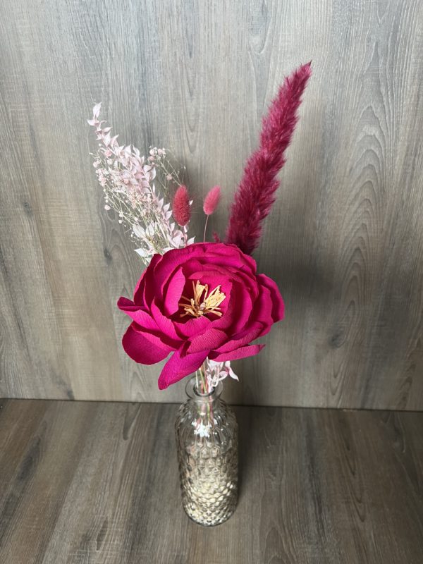 Une pivoine  "pink" éternelle en papier avec vase et fleurs séchées