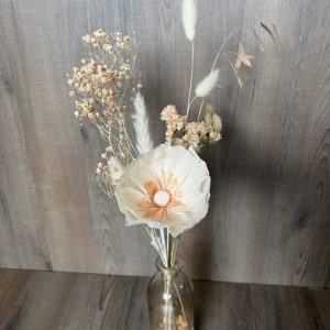 Un pavot "crème" éternel en papier avec vase et fleurs séchées