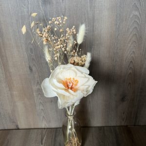 Une pivoine  "crème" éternelle en papier avec vase et fleurs séchées