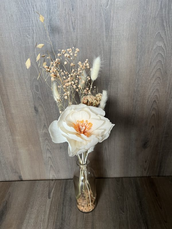 Une pivoine  "crème" éternelle en papier avec vase et fleurs séchées