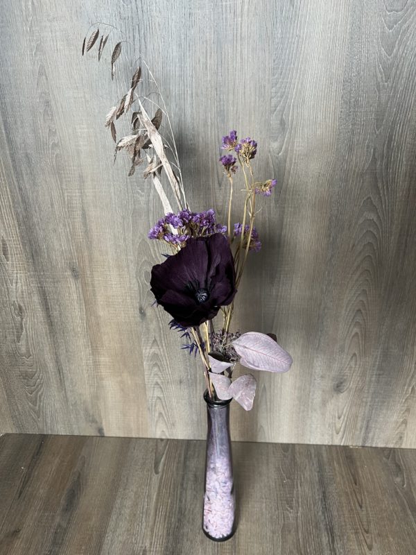 Un pavot "violet foncé" éternel en papier avec vase et fleurs séchées