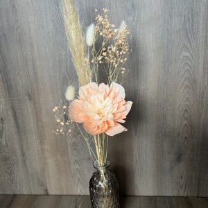 Une pivoine  "saumon" éternelle en papier avec vase et fleurs séchées