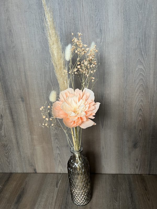 Une pivoine  "saumon" éternelle en papier avec vase et fleurs séchées