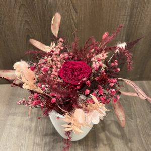 Arrangement avec 1rose éternelle rose fuchsia et fleurs séchées