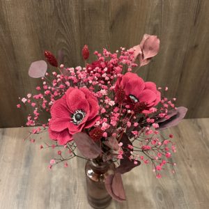 Un cosmos et 2 anémones  "fuchsia" éternelles en papier avec vase et fleurs séchées