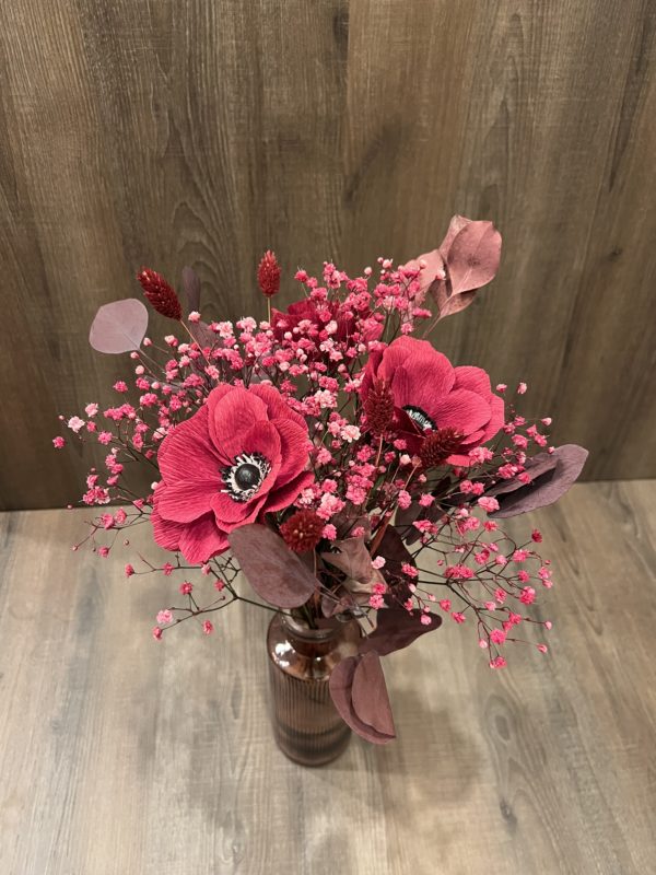 Un cosmos et 2 anémones  "fuchsia" éternelles en papier avec vase et fleurs séchées