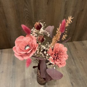 1 anémone et 1 oeillet  "vieux rose" en papier avec vase et fleurs séchées assorties