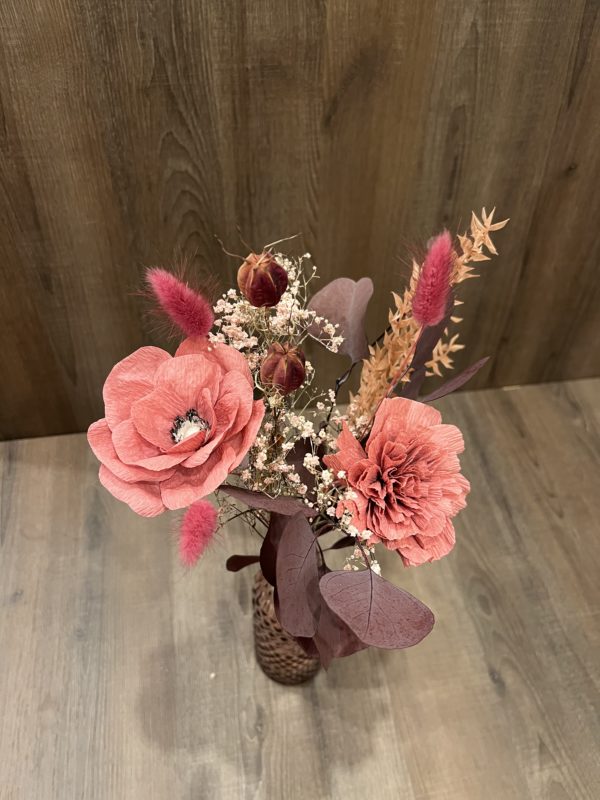 1 anémone et 1 oeillet  "vieux rose" en papier avec vase et fleurs séchées assorties