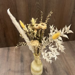 Bouquet de fleurs séchées avec un vase jaune