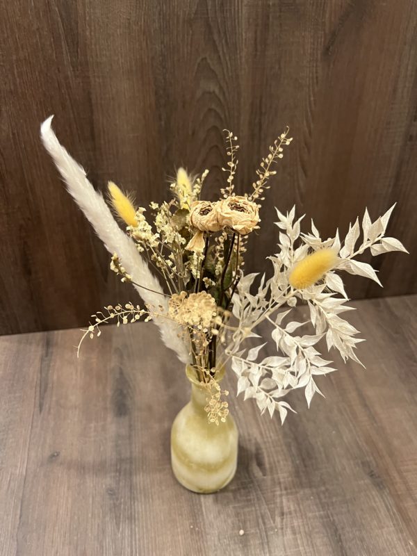 Bouquet de fleurs séchées avec un vase jaune