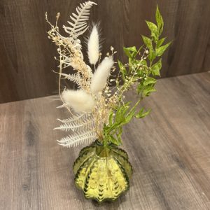 Bouquet de fleurs séchées avec vase vert