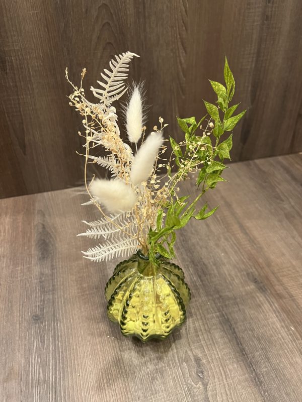 Bouquet de fleurs séchées avec vase vert