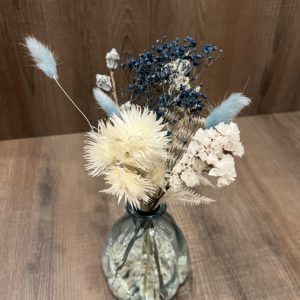 Bouquet de fleurs séchées avec vase bleu