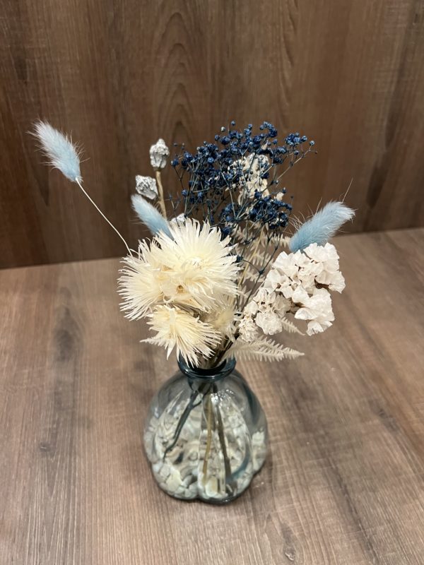 Bouquet de fleurs séchées avec vase bleu