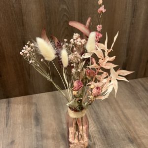 Bouquet de fleurs séchées avec vase rose
