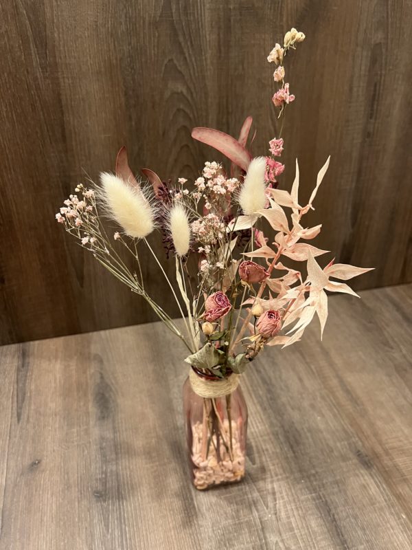 Bouquet de fleurs séchées avec vase rose
