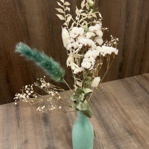 Bouquet de fleurs séchées avec un vase turquoise