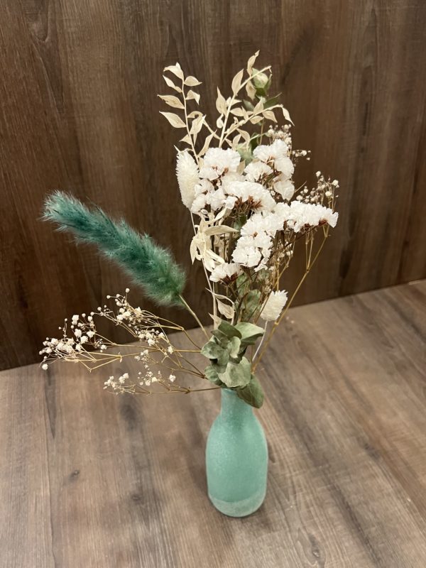Bouquet de fleurs séchées avec un vase turquoise