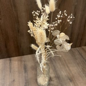 Bouquet de fleurs séchées avec un vase transparent