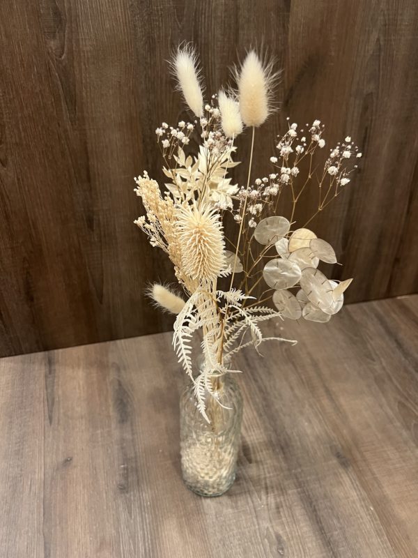 Bouquet de fleurs séchées avec un vase transparent