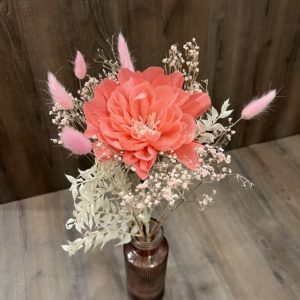 Une pivoine rose éternelle en papier svec vase et fleurs séchées