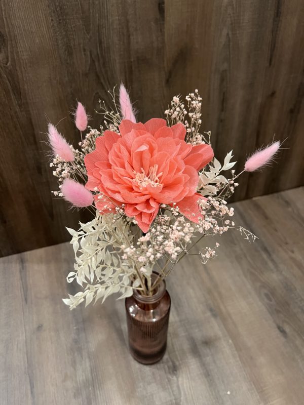 Une pivoine rose éternelle en papier svec vase et fleurs séchées