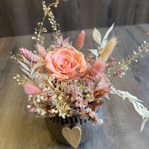Arrangement avec 1rose éternelle rose et fleurs séchées