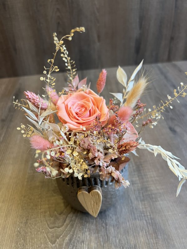 Arrangement avec 1rose éternelle rose et fleurs séchées