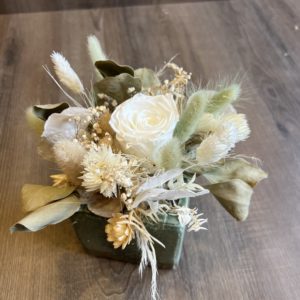 Arrangement avec 1rose éternelle blanche et fleurs séchées