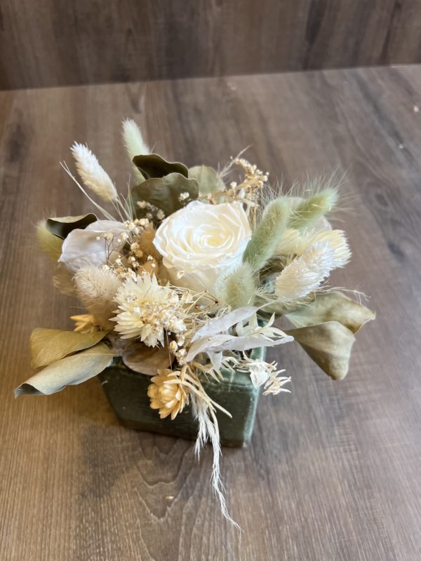 Arrangement avec 1rose éternelle blanche et fleurs séchées