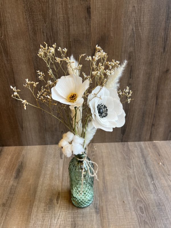 1 anémone et 1 cosmos "blancs" en papier avec vase et fleurs séchées assorties