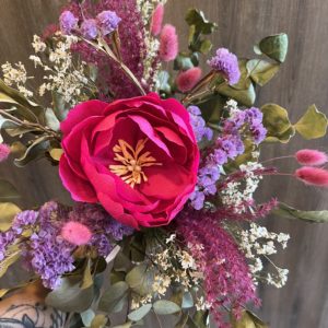 1 bouquet de fleurs séchées avec 1 pivoine éternelle en papier fuchsia