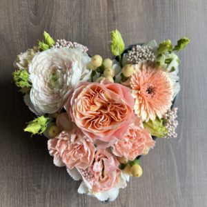 Arrangement cœur avec fleurs fraîches « spécial Fête des mères »