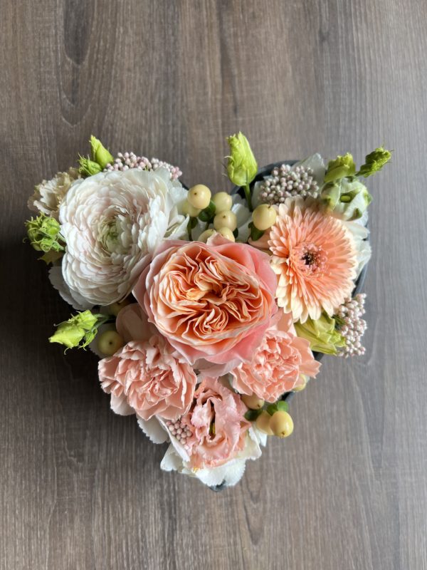 Arrangement cœur avec fleurs fraîches « spécial Fête des mères »