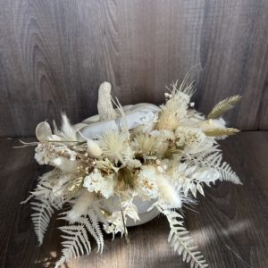 Courge en céramique avec fleurs séchées dans les tons de crème/doré